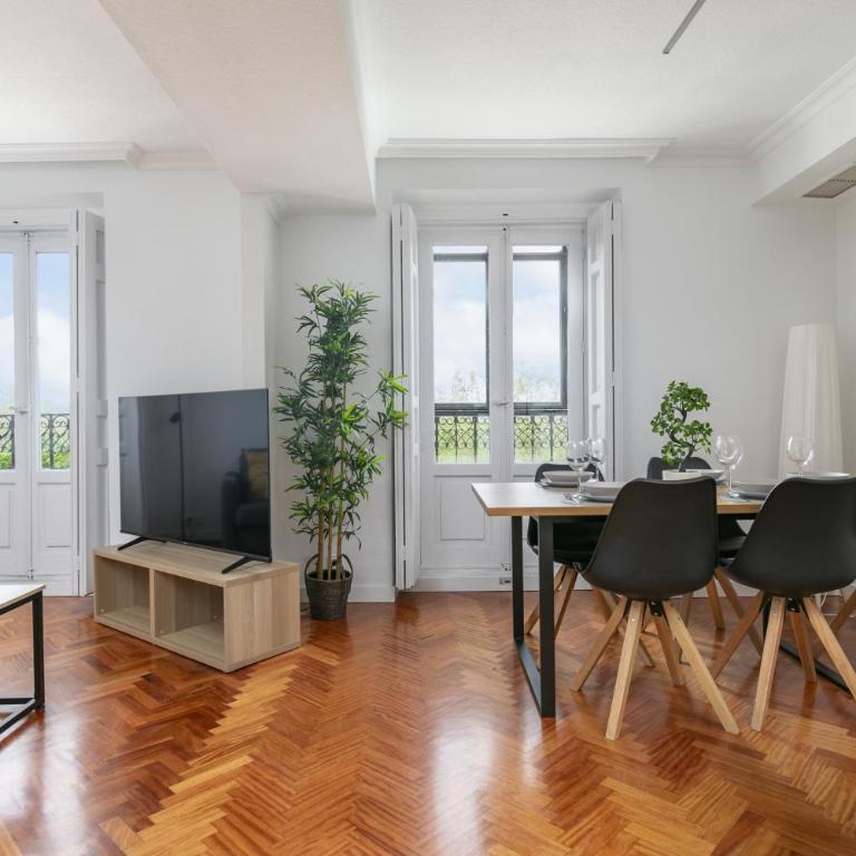 Piso luminoso con balcones frente Parque Retiro - Deluxe Double Room with Balcony - 1