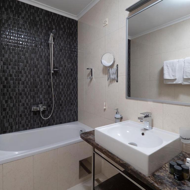 Hotel Tara Becici - Family Room - 7