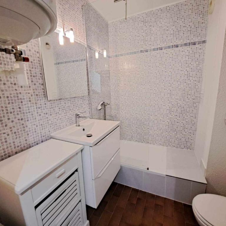 Studio en Rez-de-Chaussée avec Terrasse Spacieuse et Parking Privé à Marseillan - FR-1-326-814 - Studio - 10
