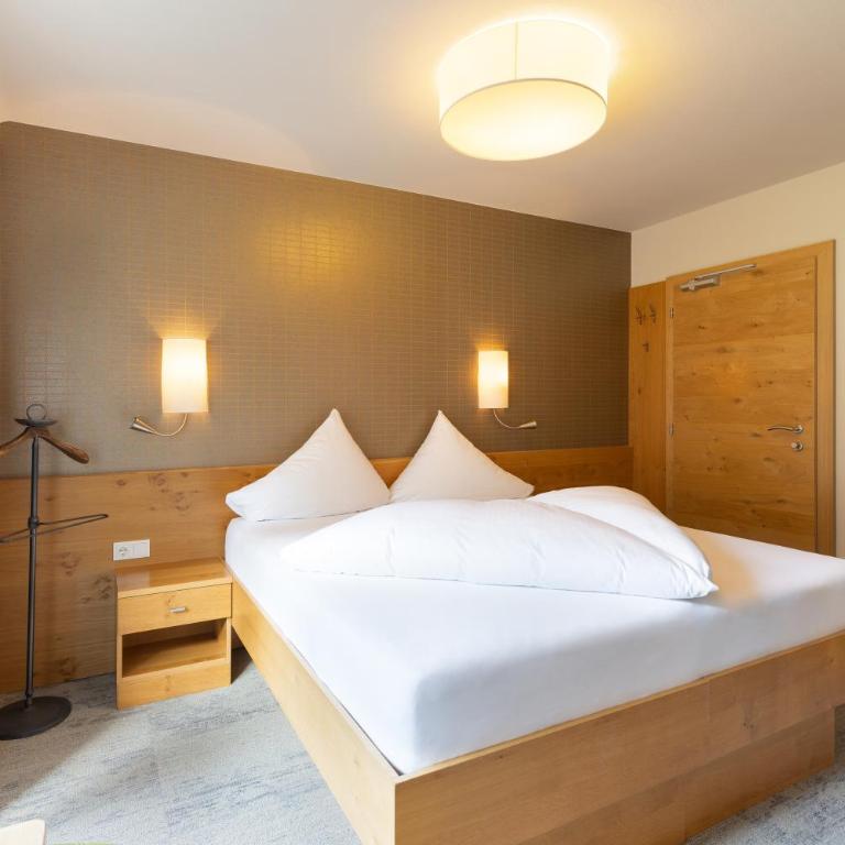 Gästehaus Hornegger - Doppelzimmer mit Balkon - 4