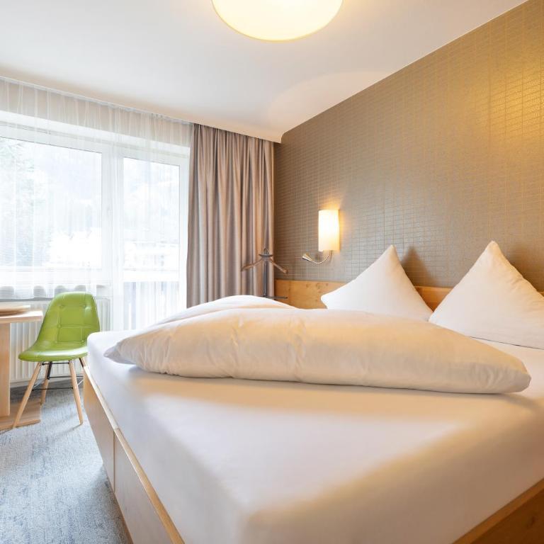 Gästehaus Hornegger - Doppelzimmer mit Balkon - 2