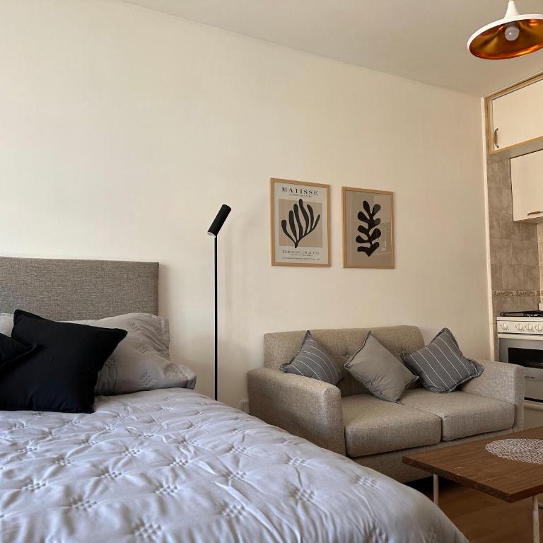 Charming & Comfy Almagro Gem: Balcony ~ Double Bed - One-Bedroom Apartment - 26