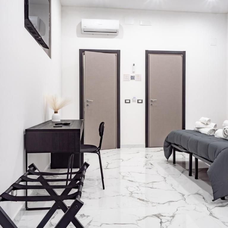 Laura Suite - Deluxe Double or Twin Room - 17