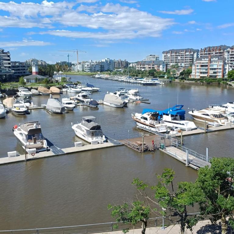 Apart , DEPARTAMENTO CONDOMINIOS BAHIA GRANDE NORDELTA CON BALCÓN Y VISTA A LA Bahia - Apartamento con vistas al lago - 96