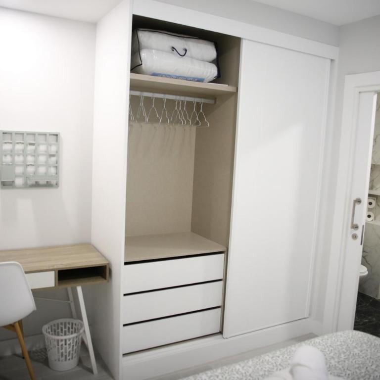 E&R-2 Plaza España - One-Bedroom Apartment - 26