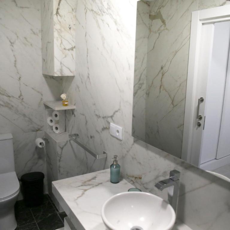 E&R-2 Plaza España - One-Bedroom Apartment - 13