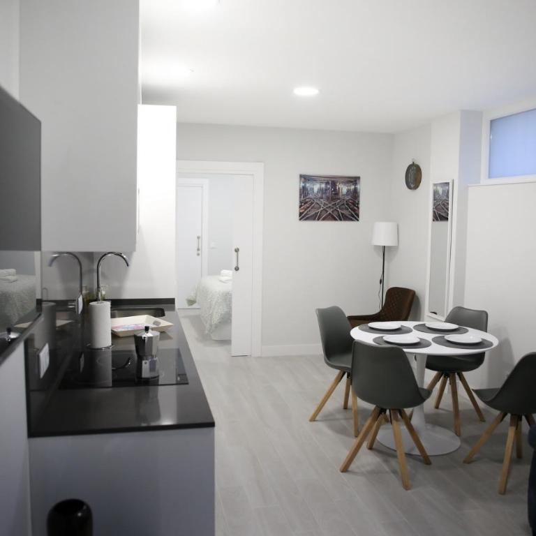 E&R-2 Plaza España - One-Bedroom Apartment - 1