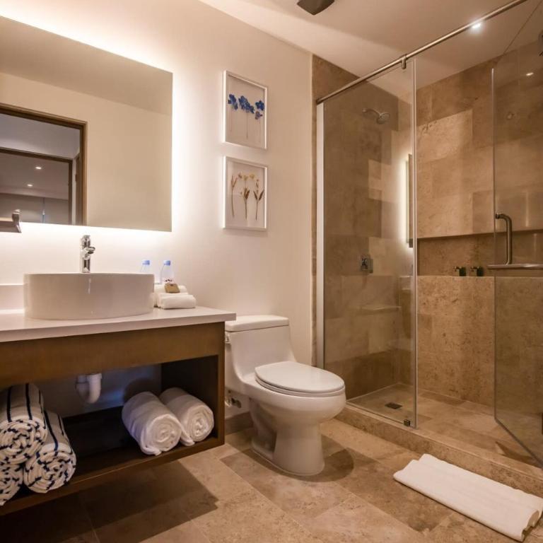 New Condo Roof Pool with Gym and WiFi near 5th half Blk Kids Ok - Apartment - 30