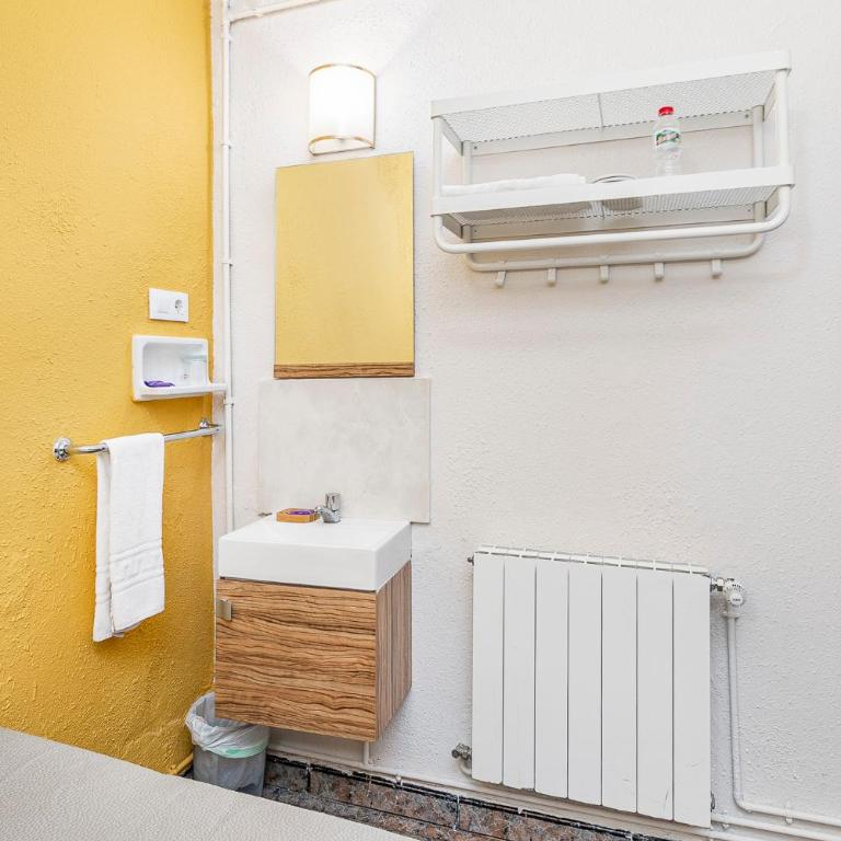 Hostal Santa Ana - Single Room with Shared Bathroom - 4