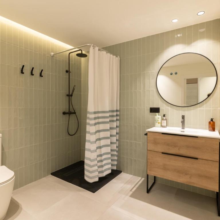 Luxury Apartment City Center - Three-Bedroom Apartment - 14