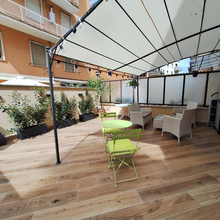 Peaceful 2 Bedrooms with patio, near Metro A - Two-Bedroom Apartment - 25