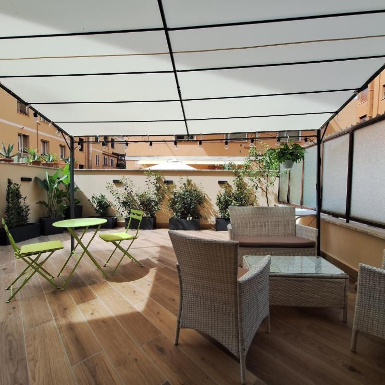 Peaceful 2 Bedrooms with patio, near Metro A - Two-Bedroom Apartment - 21