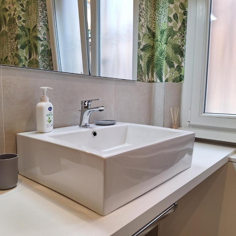 Peaceful 2 Bedrooms with patio, near Metro A - Two-Bedroom Apartment - 36
