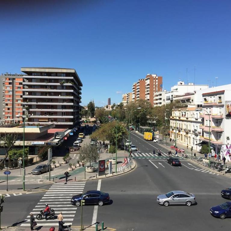 Amplio Piso en Nervión, Excelente zona de la ciudad. - Apartamento de 3 dormitorios - 10