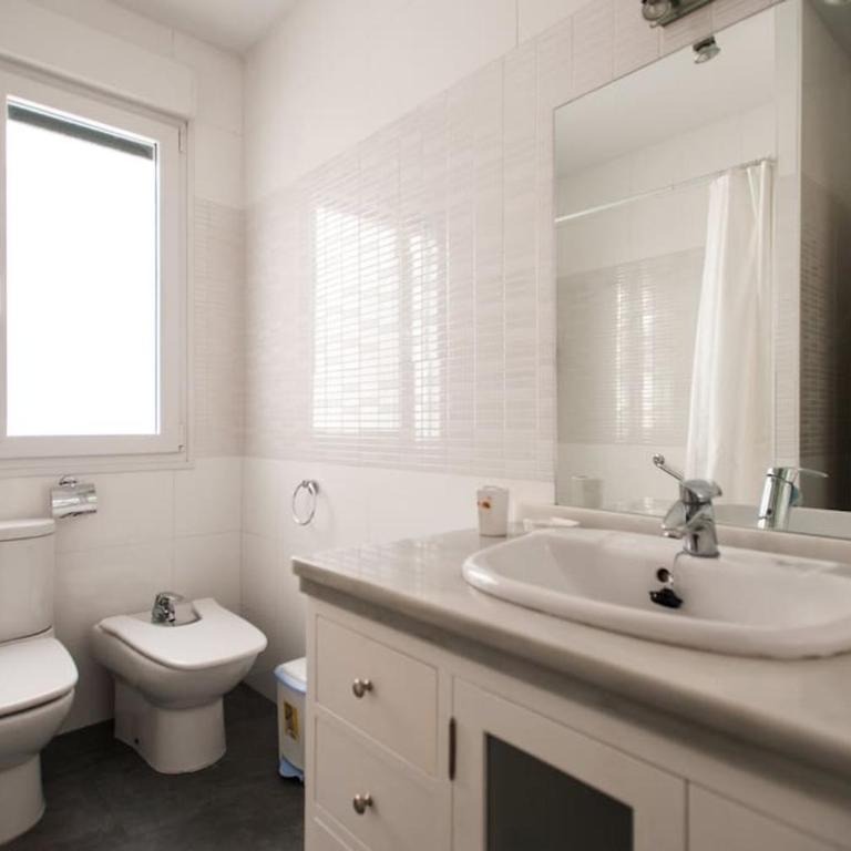 Amplio Piso en Nervión, Excelente zona de la ciudad. - Apartamento de 3 dormitorios - 26