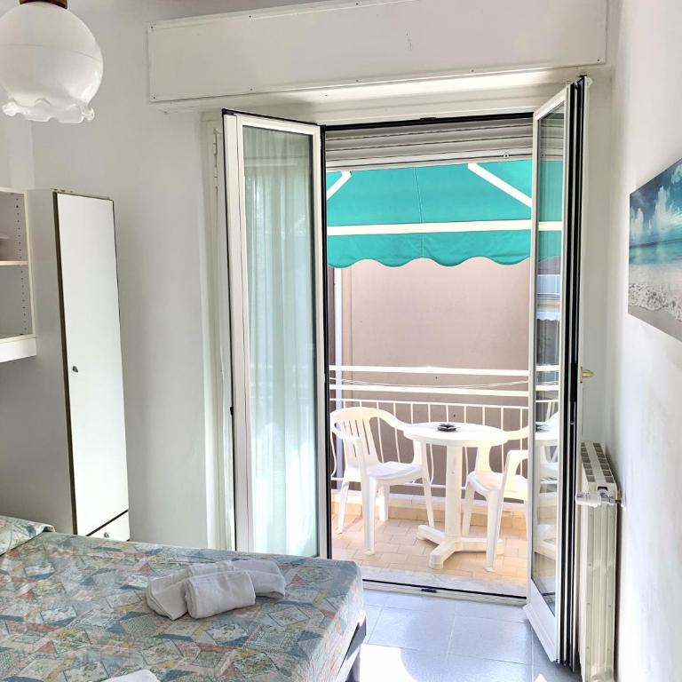 Hotel Villa Chiara - Camera Matrimoniale con Balcone (2 Adulti + 1 Bambino) - 3