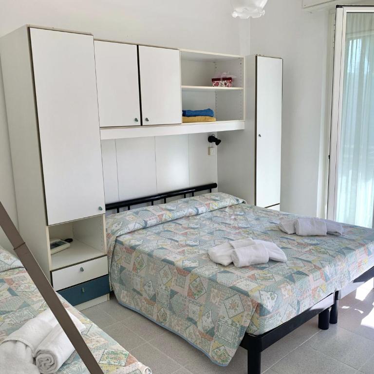 Hotel Villa Chiara - Camera Matrimoniale con Balcone (2 Adulti + 1 Bambino) - 4