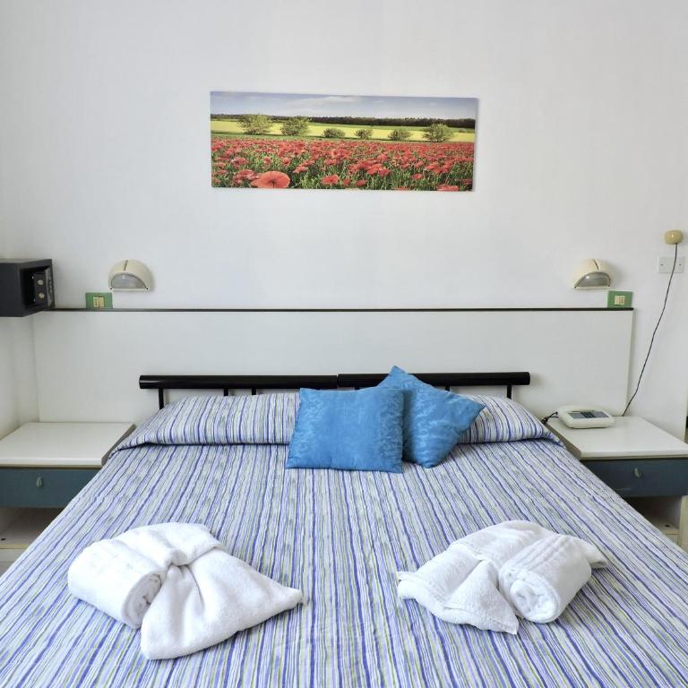 Hotel Villa Chiara - Camera Matrimoniale con Letto Supplementare - 1