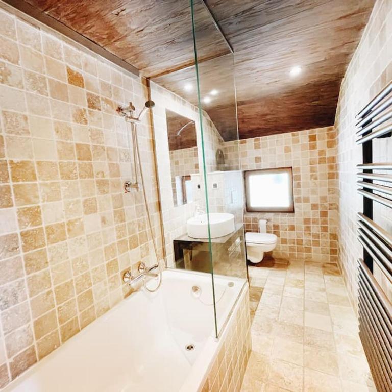 Spacieux Chalet 19pers, Piscine, Jacuzzi, Sauna & Salle de Jeux - Chalet - 15