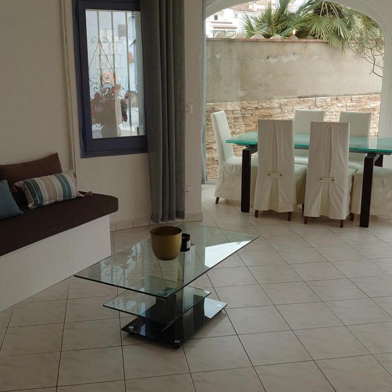Villa Empuriabrava on main canal with 13 m private mooring, private pool, air con in all rooms, non-smoking - Villa de 3 dormitorios - 32
