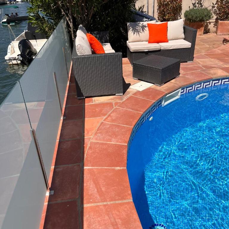 Villa Empuriabrava on main canal with 13 m private mooring, private pool, air con in all rooms, non-smoking - Villa de 3 dormitorios - 35