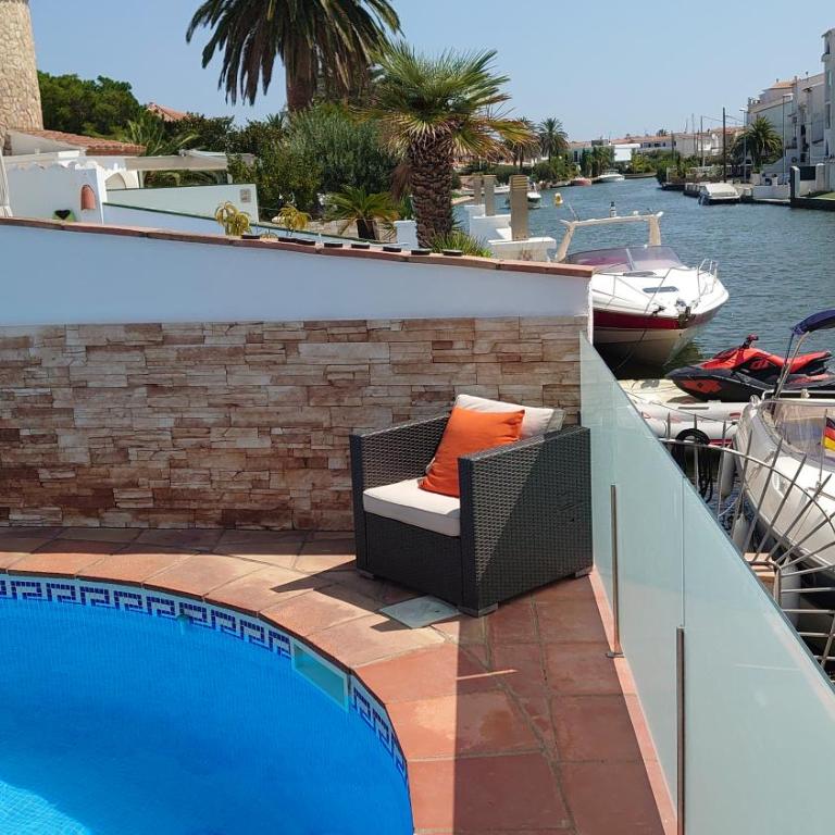 Villa Empuriabrava on main canal with 13 m private mooring, private pool, air con in all rooms, non-smoking - Villa de 3 dormitorios - 6