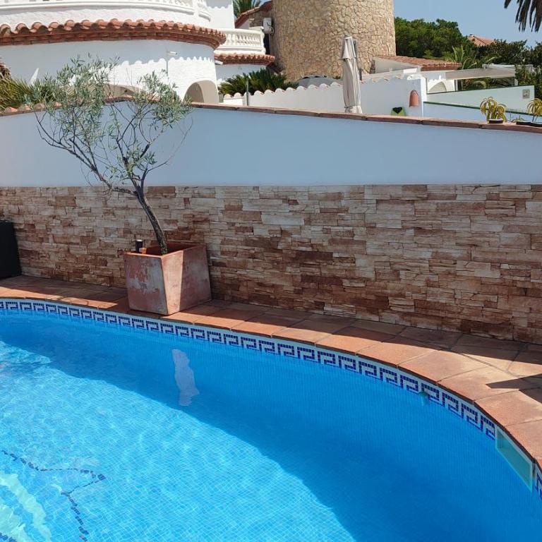 Villa Empuriabrava on main canal with 13 m private mooring, private pool, air con in all rooms, non-smoking - Villa de 3 dormitorios - 43
