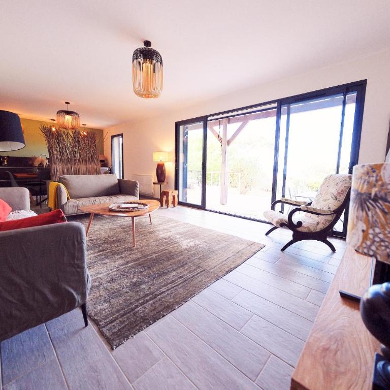 Villa avec jardin et piscine - Villa 3 Chambres - 6