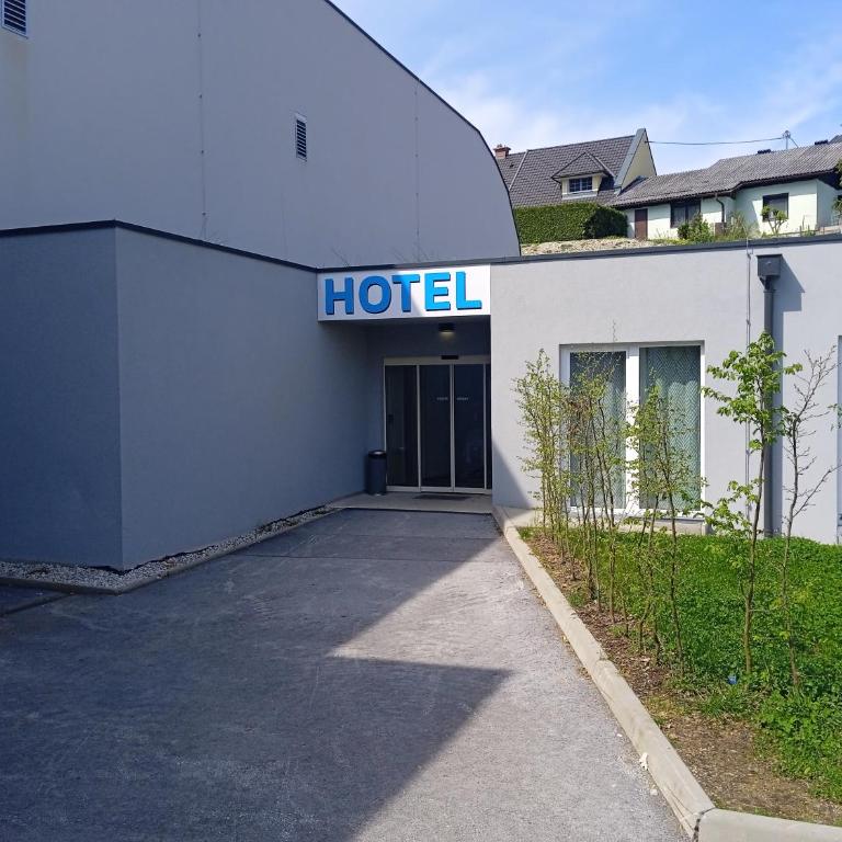 Sporthotel Ferlach, Self Check-In - Economy Vierbettzimmer - 1