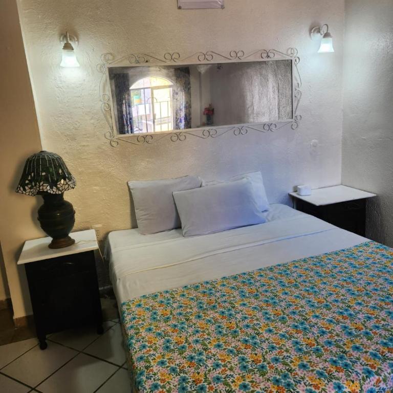 Alexandross - Deluxe Room - 7