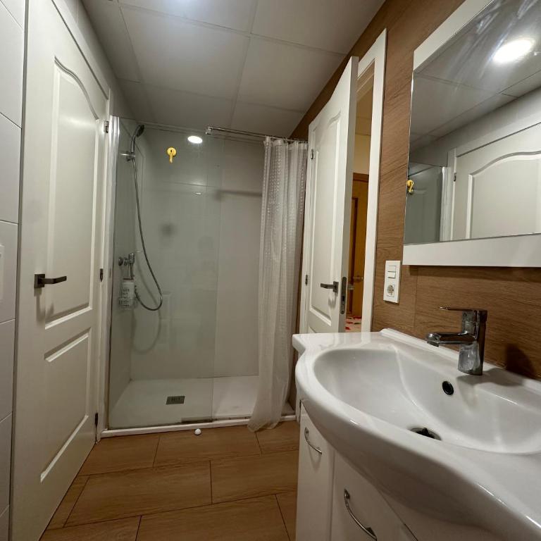 Mirador 2 del Mercado Central - habitacion con baño privado en el centro de la Ciudad Vella - Mixed Dormitory Room - 18