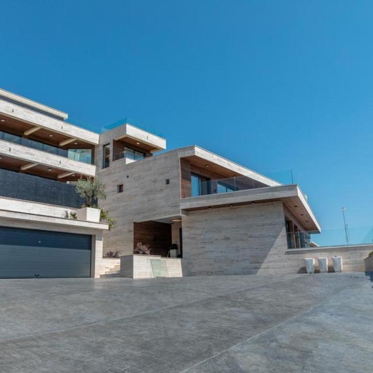 MonteLux Mansion - Villa - 8