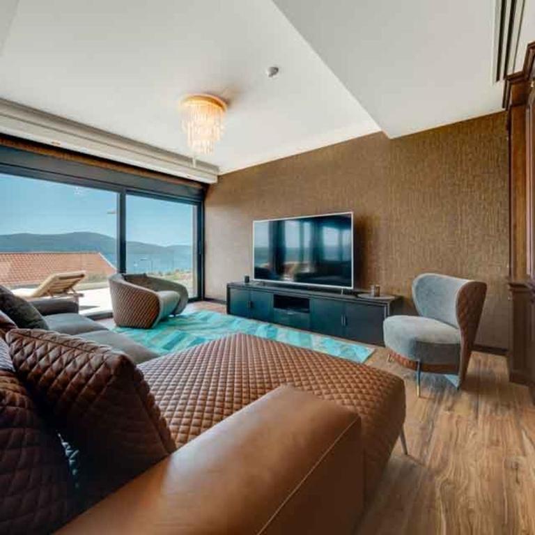 MonteLux Mansion - Villa - 9