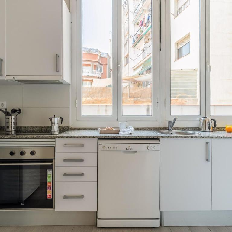 AB Nou de la Rambla - Three-Bedroom Apartment 1 - 11
