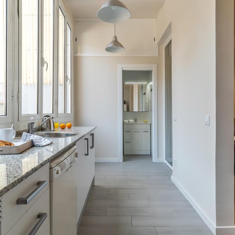 AB Nou de la Rambla - Three-Bedroom Apartment 1 - 10
