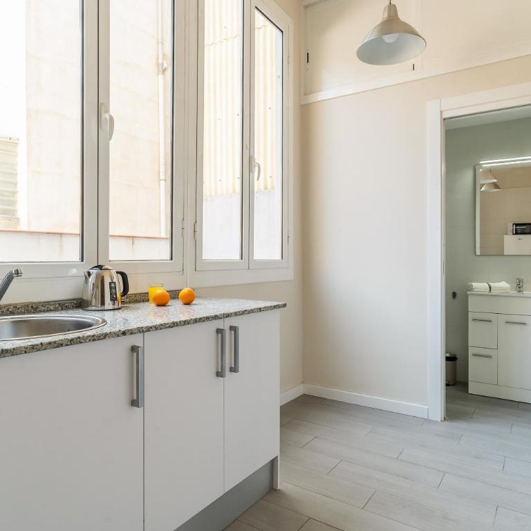 AB Nou de la Rambla - Three-Bedroom Apartment 1 - 9