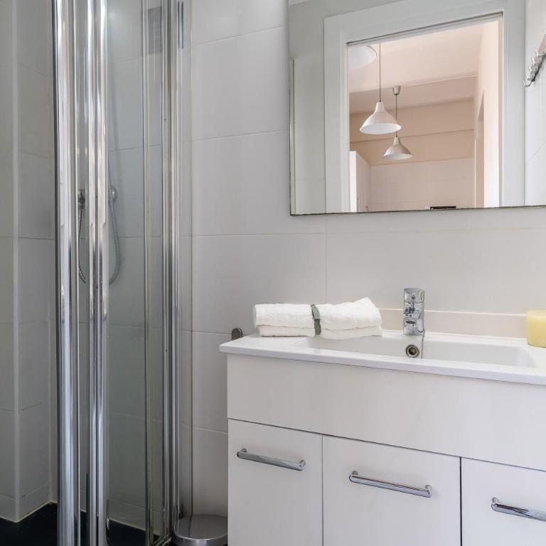 AB Nou de la Rambla - Three-Bedroom Apartment 1 - 6