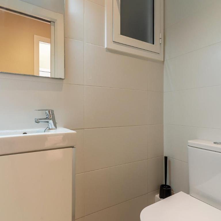AB Nou de la Rambla - Three-Bedroom Apartment 1 - 3