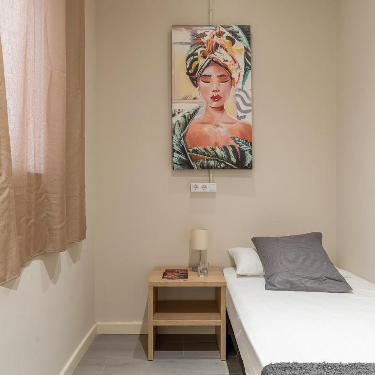 AB Nou de la Rambla - Three-Bedroom Apartment 1 - 2