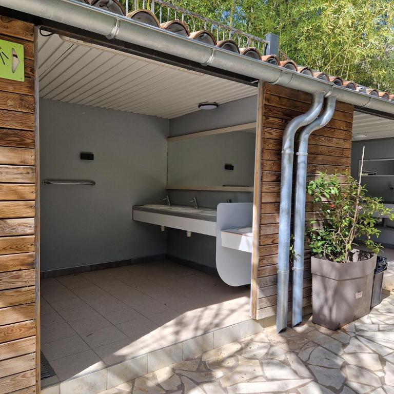 Camp des Gorges - Camping Nature - Chambre Quadruple avec Salle de Bains Commune - 6