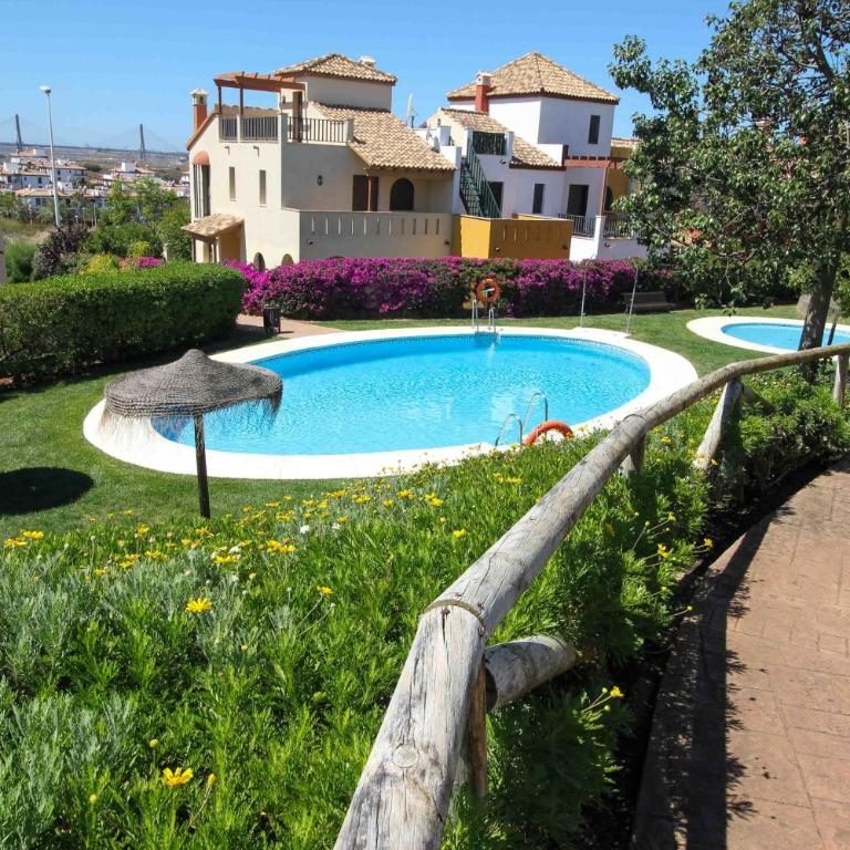 Bright 3-Bedroom Townhouse - Las Lomas - BAU01 - Three-Bedroom Townhouse - 2