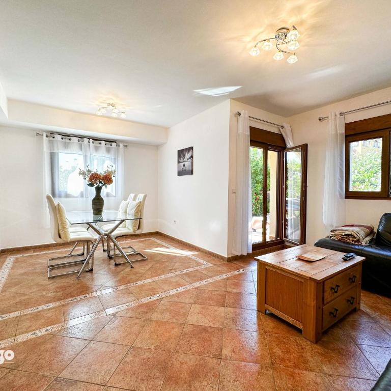 Bright 3-Bedroom Townhouse - Las Lomas - BAU01 - Three-Bedroom Townhouse - 4