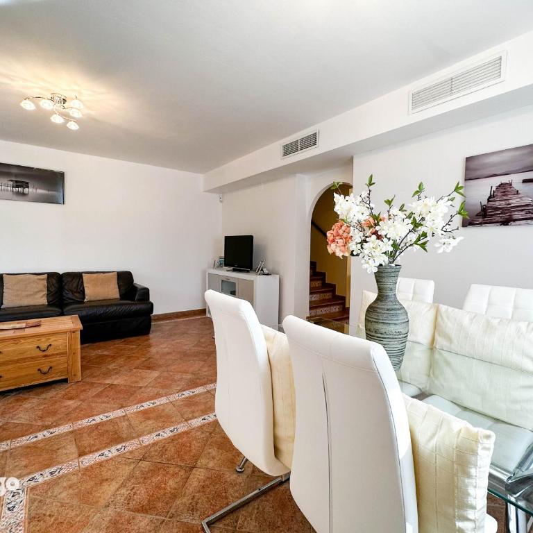 Bright 3-Bedroom Townhouse - Las Lomas - BAU01 - Three-Bedroom Townhouse - 16