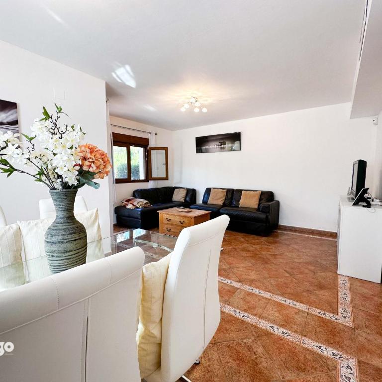 Bright 3-Bedroom Townhouse - Las Lomas - BAU01 - Three-Bedroom Townhouse - 17