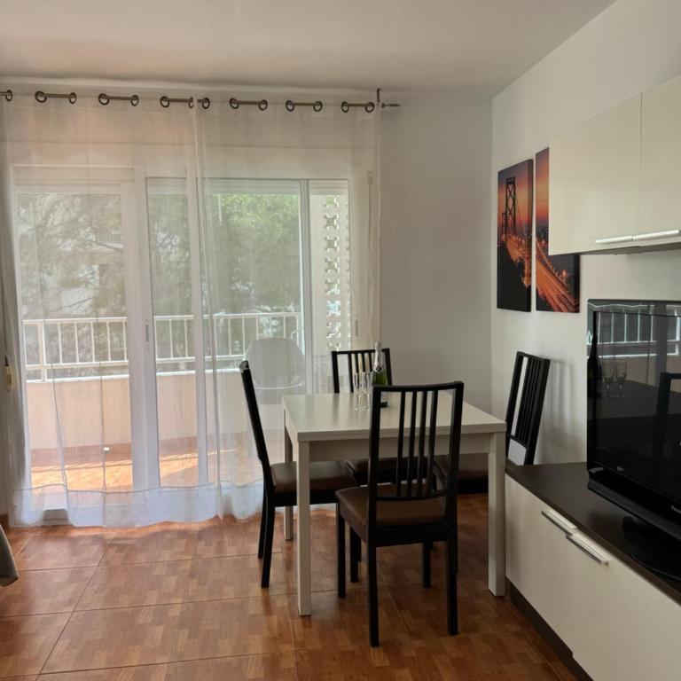 Apartmentos Salou Summer Life - Three-Bedroom Apartment - 10