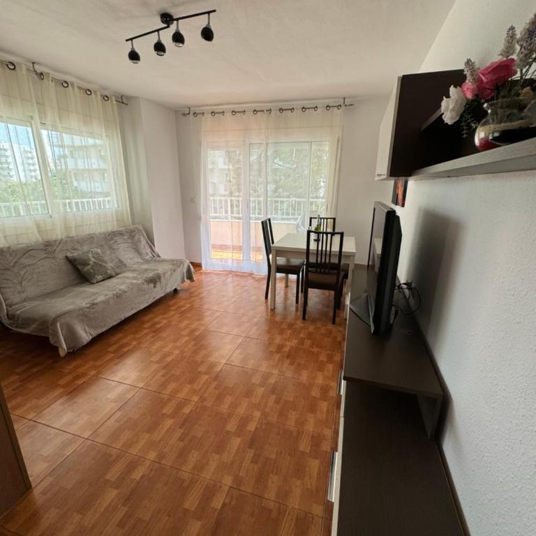 Apartmentos Salou Summer Life - Three-Bedroom Apartment - 11