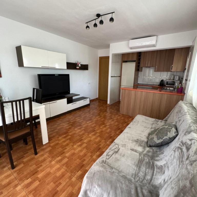 Apartmentos Salou Summer Life - Three-Bedroom Apartment - 12