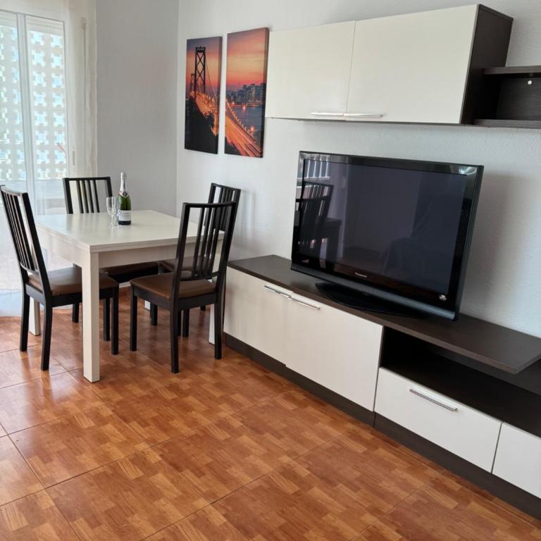 Apartmentos Salou Summer Life - Three-Bedroom Apartment - 16