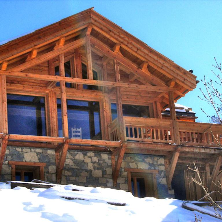 Chalet with Ski Slope Views, Jacuzzi & Cinema Room - Chalet - 2