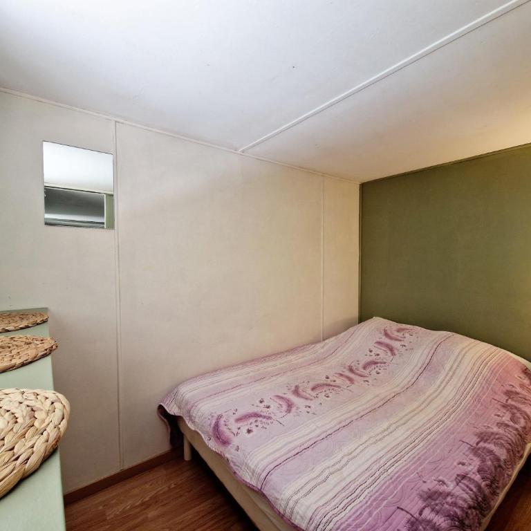 Camp des Gorges - Camping Nature - Chambre Quadruple avec Salle de Bains Commune - 10